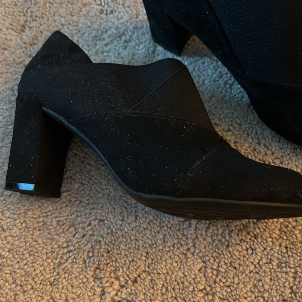 Woman’s Black Size 6 Booties - Picture 2 of 4